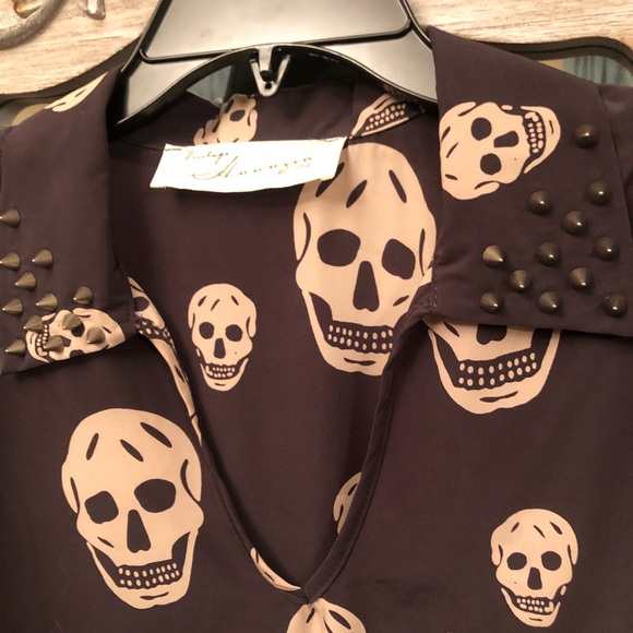Grey Skull Print Hi-Lo Top with Metal Detail - Picture 2 of 4